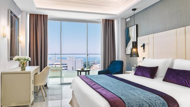 Amanti Madefortwo Hotels